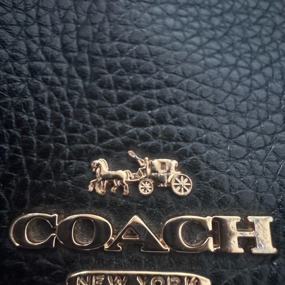 Elegant Black Leather Shoulder Bag - Picture 9 of 10